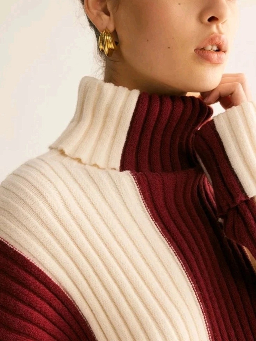 Commense Oversized Color Block Turtleneck Sweater Large in Cream and Burgundy - Picture 4 of 8